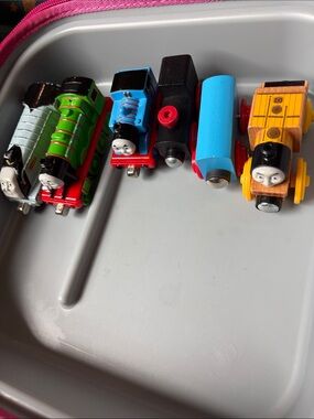 Lot of 4 Thomas & Friends Trains and 2 Connector Cars